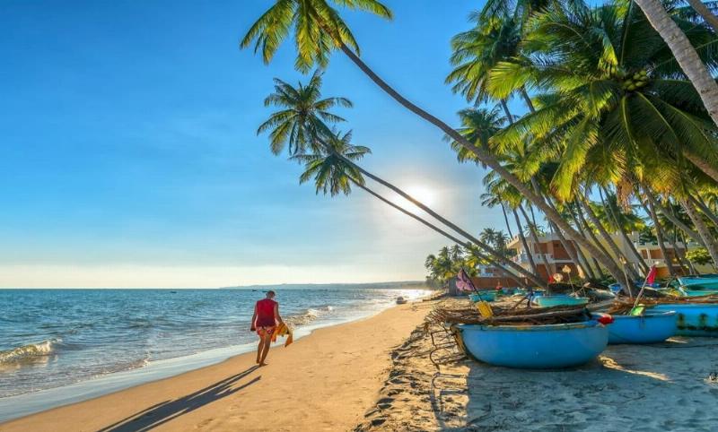 Bên ngoài nhà ga sân bay Phú Bài vào một ngày nắng đẹp, có cây xanh và bãi đỗ xe, tối ưu hóa SEO cho từ khóa sân bay phú bài ngoại cảnh